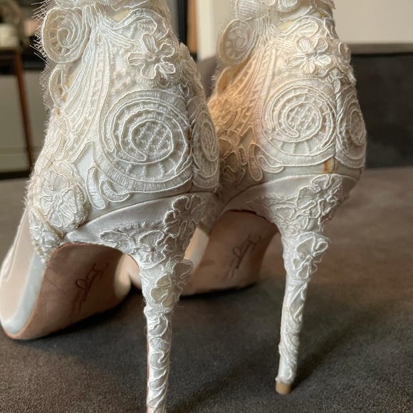 Beautiful Vince Camuto Shoes - Picture 3 of 6